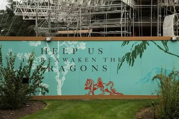 邱园宝塔维修现场，施工围挡上写着“重新唤醒神龙”的公众募捐口号。
