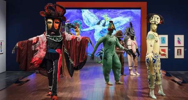 “夏加尔：舞台幻想”展览现场，图中为夏加尔为《火鸟》设计的服装