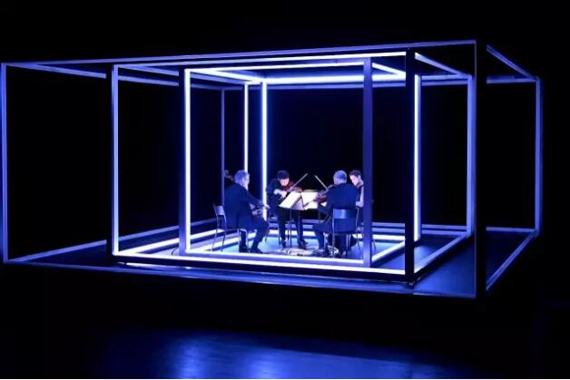 Jesper Nordin，Cyril Teste，Ramy Fischler，《未知的视觉》，灯光与声音交互装置，2016