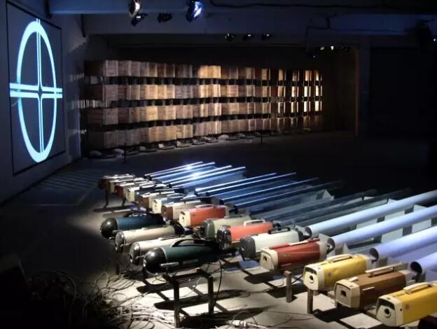 Peter Bosch，《如何让风响动》，2003；Simon Simons，《力的给予》，2003。来自 Grame 的展览现场