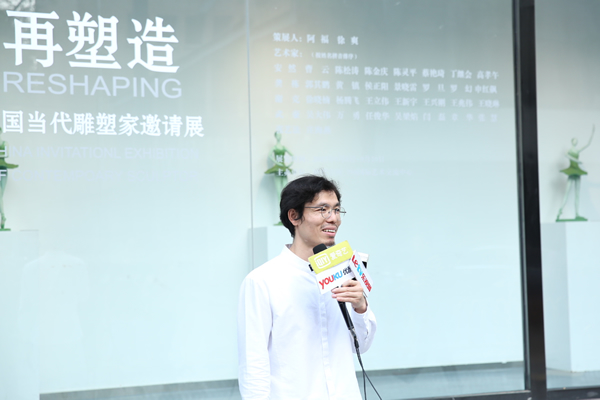 策展人阿福接受采访