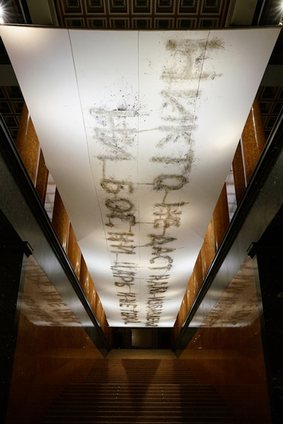 《声音》，2017。火药、丝绸，4.7 x20 m。于普希金国家艺术博物馆展览现场，2017年。辰巳昌利摄，蔡工作室提供