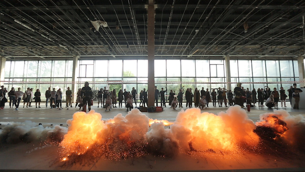 火药画《河流》爆破瞬间，全俄展览中心（VDNKh）22号馆，莫斯科，2017年。33工作室拍摄，蔡工作室提供
