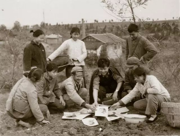 1972年万启仁1972年带领学生在广汉农村劳动实习时，和村民评论学生速写