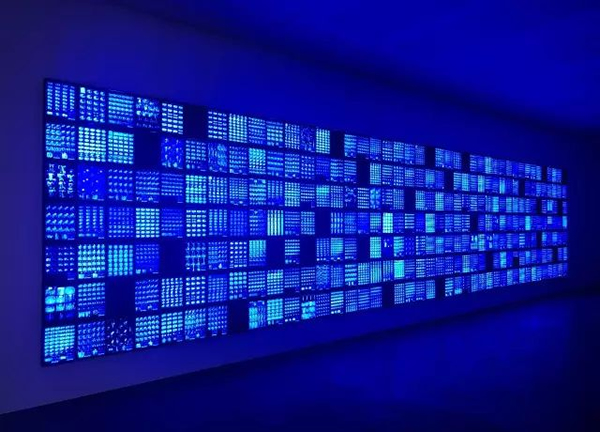 凝视-294 / Stare 294｜1356×305cm ｜医学胶片、LED、综合材料 / Medical CT film、LED、integrated material ｜2016