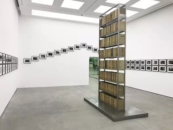 考古报告 / The Archeological Report｜尺寸可变 / Variable｜不锈钢、盲文书、摄影 / Stainless steel、braille books、photography｜2017