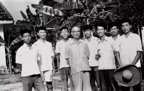 1962年带学生在桂林写生