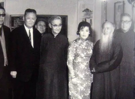 图右一为张大千，右二为大千夫人徐雯波