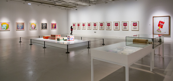 PSA”安迪%U2022沃霍尔：十五分钟的永恒“展览现场，2013年