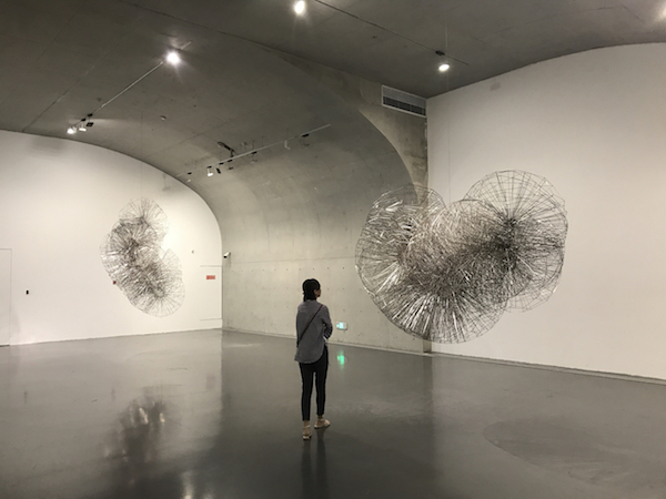 《自由落体III》（左），《爆发II》（右）