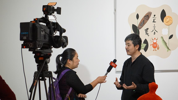 北京电视台在采访艺术家于进江