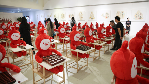 众多观众被展品吸引流连忘返，赞叹中国传统点心模具之美