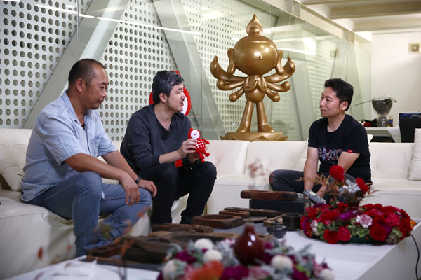 于进江先生与周口师范学院美术学院院长吴京垿先生、艺酷创始人非飞一起讨论传统文化的当代艺术重现。