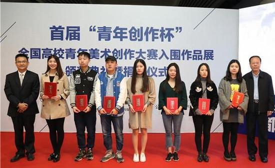 年度最佳人气奖获奖青年艺术家及颁奖嘉宾合影