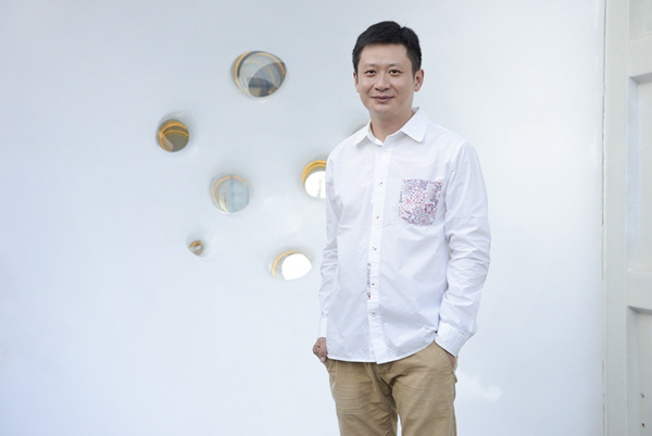参展艺术家魏言在作品《神话》前