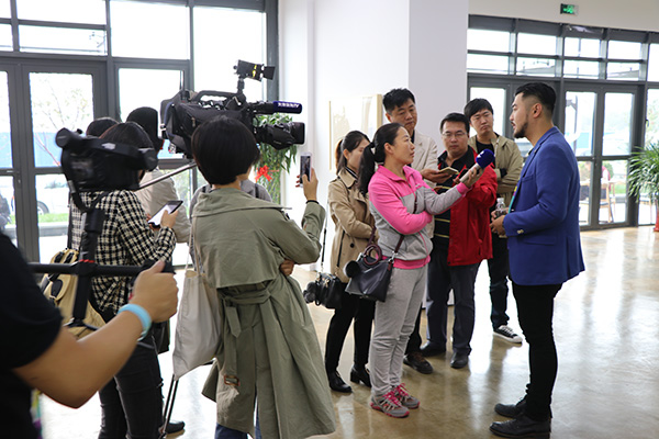 项目发起人姜大方在接受媒体采访
