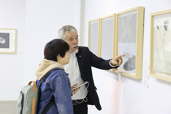 参展艺术家在现场讲解作品