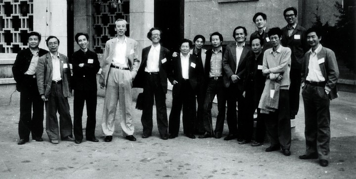 1985年；中国美术家协会第四次代表大会代表在一起；由左往右：杨松林、闻立鹏、靳尚谊、詹建俊、李秀实、朱乃正、张世椿、刘秉江、郑胜天、詹鸿昌、姚仲华、费正、王路、鮑加