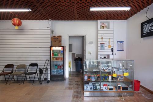 德国艺术家Omer Fast展出作品，被批评是歧视华埠。（美国《世界日报》援引James Cohan画廊网站）