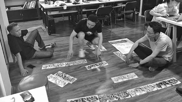 陈华沙（左一）、李铁军（右一）在工作室 
