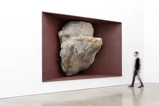 Michael Heizer 艺术作品的巨幅照片