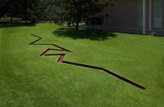 Michael Heizer，Isolated Mass at Menil Collection