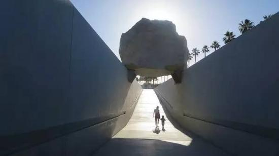 Michael Heizer，Levitated Mass from the East， 1969/2012