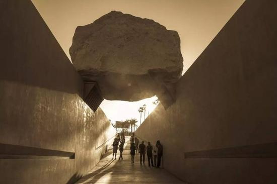 Michael Heizer，Levitated Mass from the East， 1969/2012