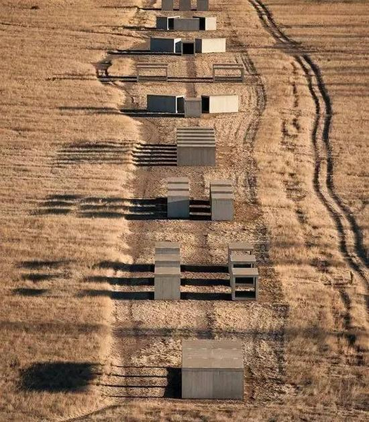 Donald Judd 大地艺术作品，Marfa Texas 1973