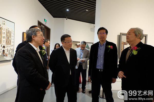 领导嘉宾参观展览