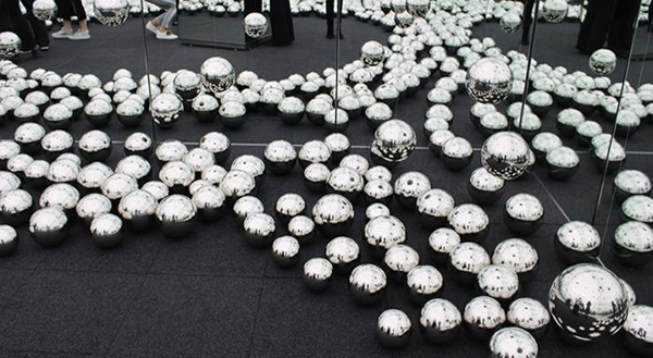 这些圆球让人想起了1966年kusama在第33届威尼斯双年展上展示的narcisuss garden