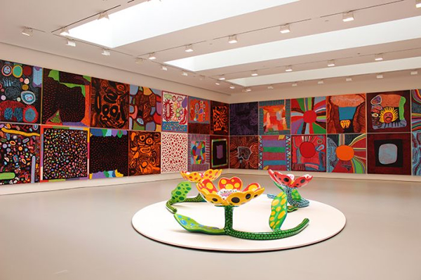 她的“我的永恒灵魂”系列绘画和kusama的新不锈钢雕塑作品在一起展览