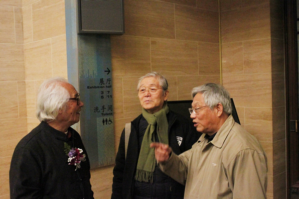 展览现场，李秀实与友人