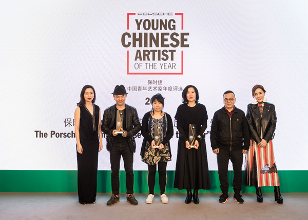 4.	保时捷“中国青年艺术家年度评选”获胜者及颁奖嘉宾（左起：保时捷中国公关传媒总监唐凤靓女士、获奖者吴俊勇、获奖者姚清妹、获奖者张鼎（周颖代领）、湖北美术学院学术委员会主任魏光庆、ART021上海廿一当代艺术博览会联合创始人应青蓝女士）