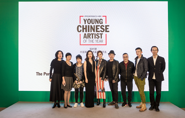 5.	合影（左起：ART021上海廿一当代艺术博览会艺术总监周颖女士、艺术批评家、策划人及史学者于渺女士、姚清妹、唐凤靓女士、应青蓝女士、吴俊勇、魏光庆、《艺术新闻／中文版》副主编李棋先生，尤伦斯当代艺术中心副馆长尤洋先生）