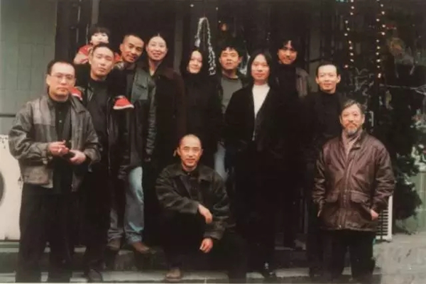 张晓刚、刘炜、曾浩、廖雯、唐蕾、杨绍斌、宋永红、米丘、何多苓、岳敏君、栗宪庭在小酒馆门口