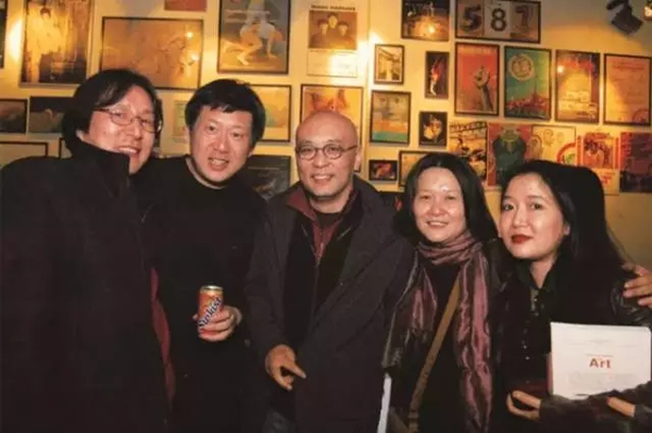 2007年，易丹、周春芽、张晓刚、唐蕾、翁菱在小酒馆10周年庆