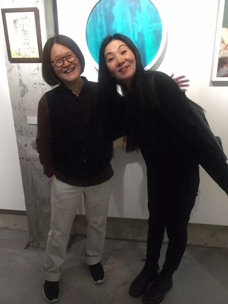 丁薇与唐蕾在展览现场