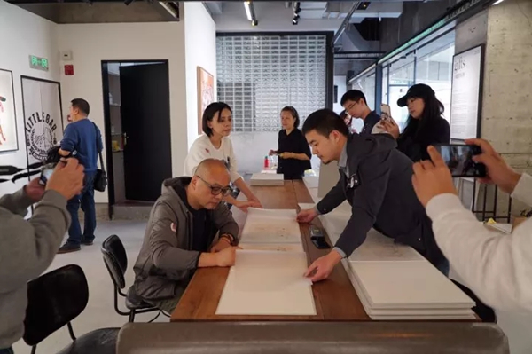 张晓刚在展览现场签名并授权littles售卖他的《小酒馆之夜》限量版版画