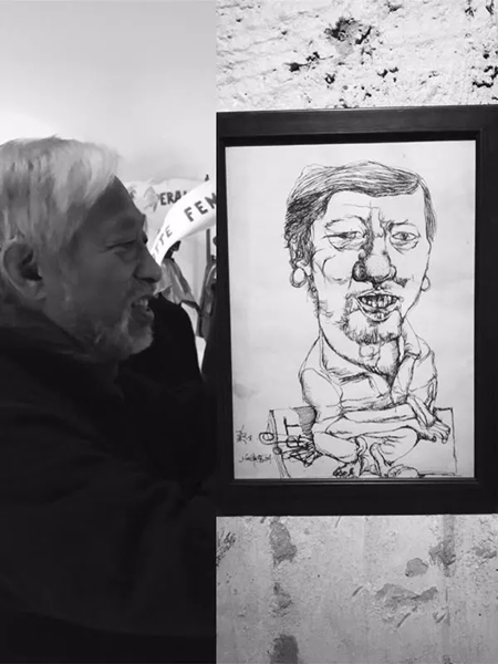 栗宪庭在展览现场观看欣海州画他的肖像