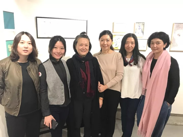 唐蕾、唐菉潞与众多媒体人在展览现场