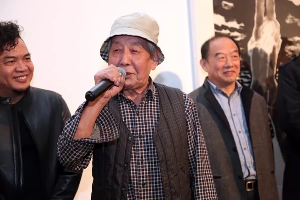 艺术家 郑今东先生在展览现场