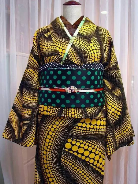 Graphic yellow pattern with a polka dot obi. Kusama kimono