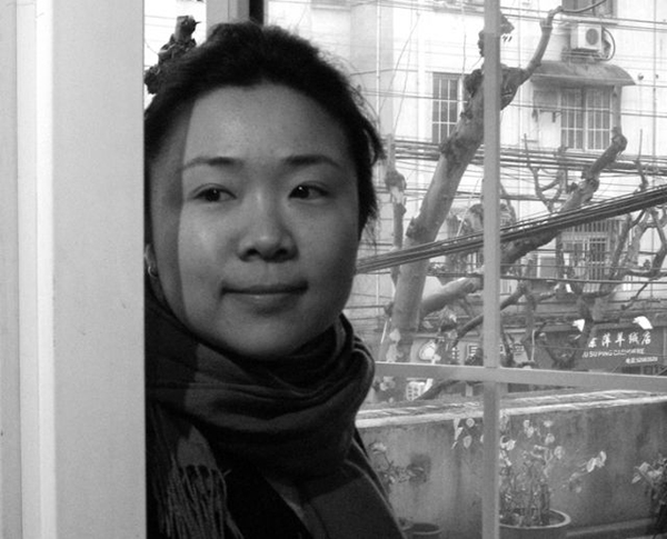 石至莹，1979年出生于上海，是位实践艺术家