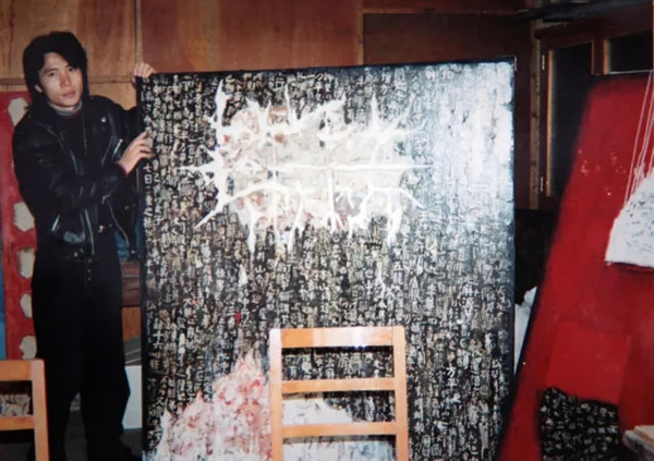 90年代薛松在上海歌剧院工作室与作品《蜕》(1992 160x140cm 布面综合媒材)