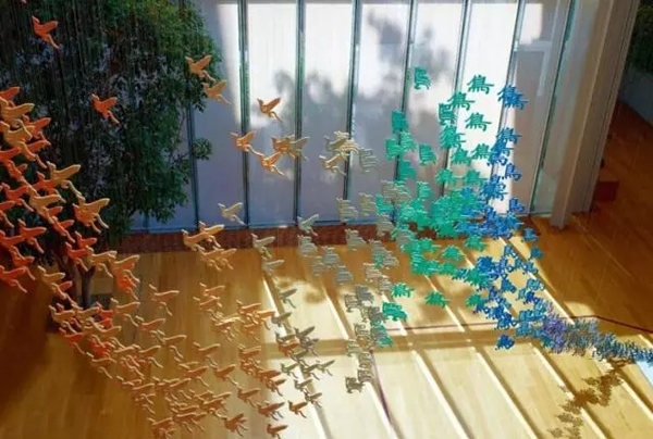 2001年作 鸟飞了 装置；亚克力数位刻字 23×23cm；13×19cm；22×38cm