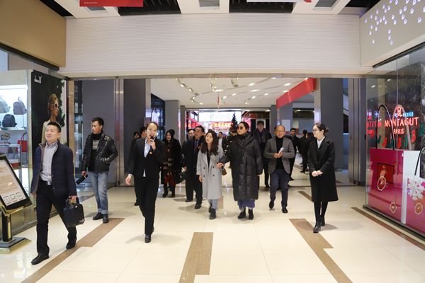 嘉宾们参观和道国际箱包交易中心