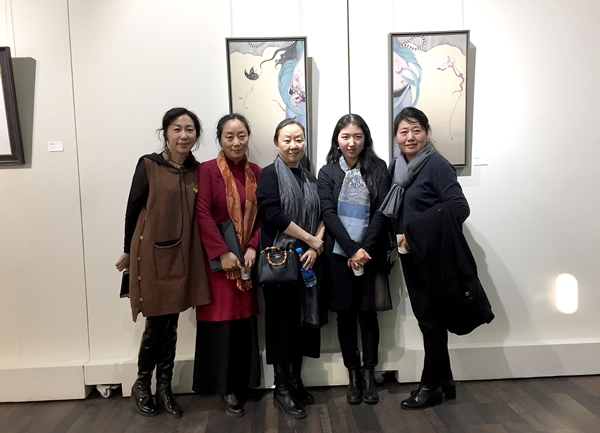 参展艺术家在展览现场合影（左起 姚蓉蓉女士 谭晓世女士 潘缨女士 王霄女士 刘丽萍女士）