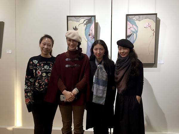 参展艺术家在展览现场合影（左起 贾爱英女士 周萍女士 王霄女士 李金朵女士）