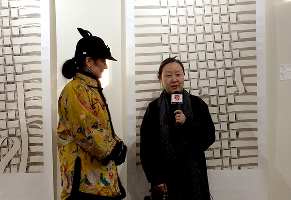 媒体采访潘缨女士（左起 黄茜女士 潘缨女士）